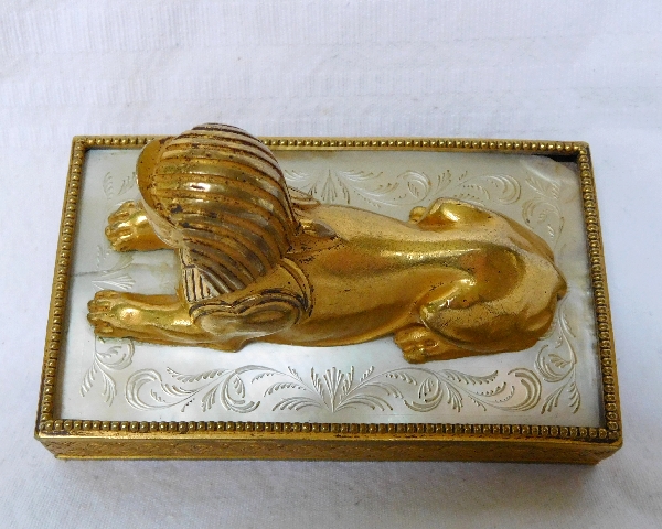 Presse-papier au sphinx en bronze doré et nacre, époque Consulat-Empire Retour d'Egypte