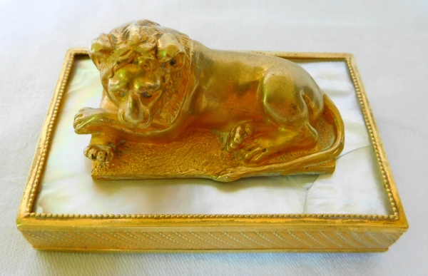 Presse-papier au lion en bronze doré et nacre, époque Empire Restauration