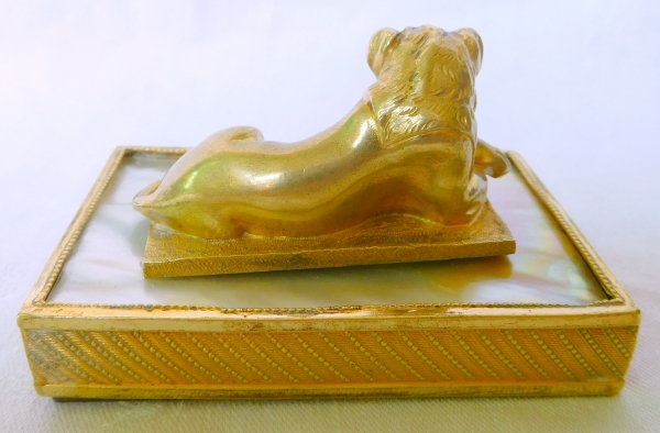Presse-papier au lion en bronze doré et nacre, époque Empire Restauration