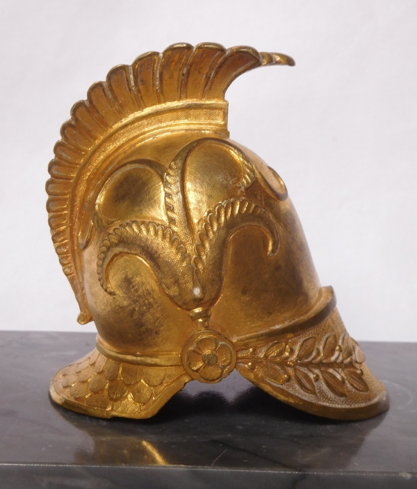 Presse-papier au casque à l'antique, bronze doré et marbre bleu Turquin, début XIXe siècle
