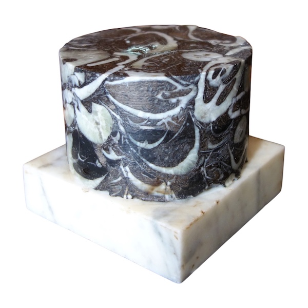 Socle colonne en marbre brèche gris - travail italien de style Louis XVI néoclassique