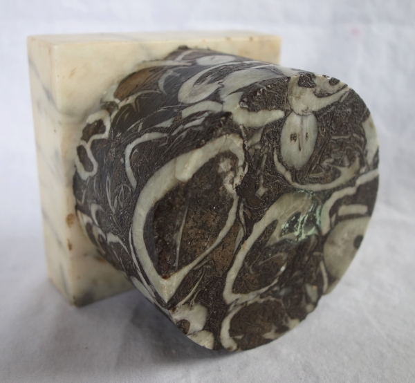 Socle colonne en marbre brèche gris - travail italien de style Louis XVI néoclassique