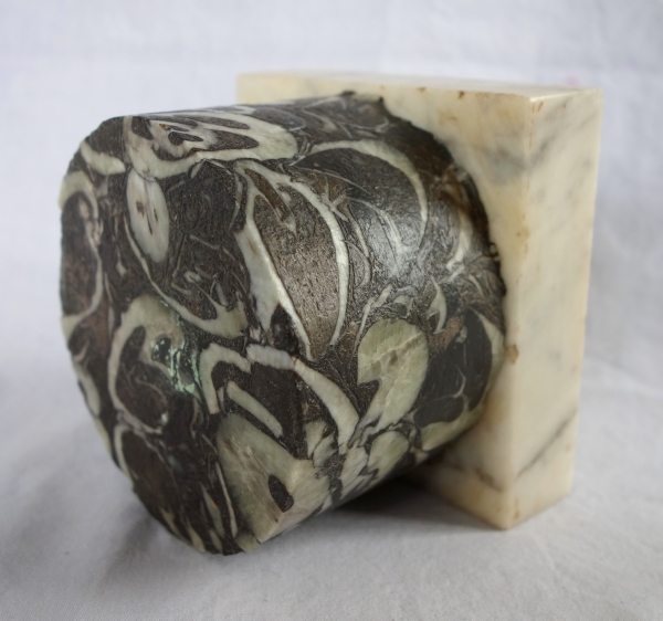 Socle colonne en marbre brèche gris - travail italien de style Louis XVI néoclassique