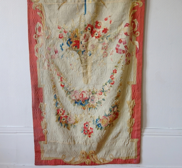 Aubusson ou Beauvais, tapisserie fine d'époque Louis XVI en laine et soie - trophée de cornemuse