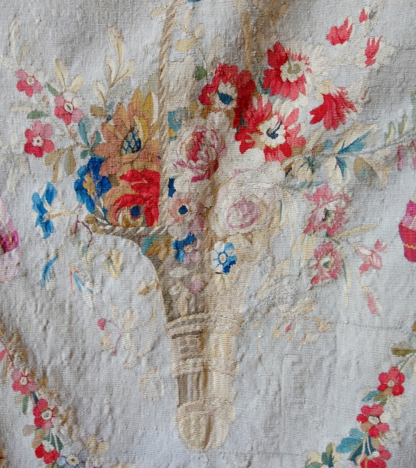 Aubusson ou Beauvais, tapisserie fine d'époque Louis XVI en laine et soie - trophée de cornemuse