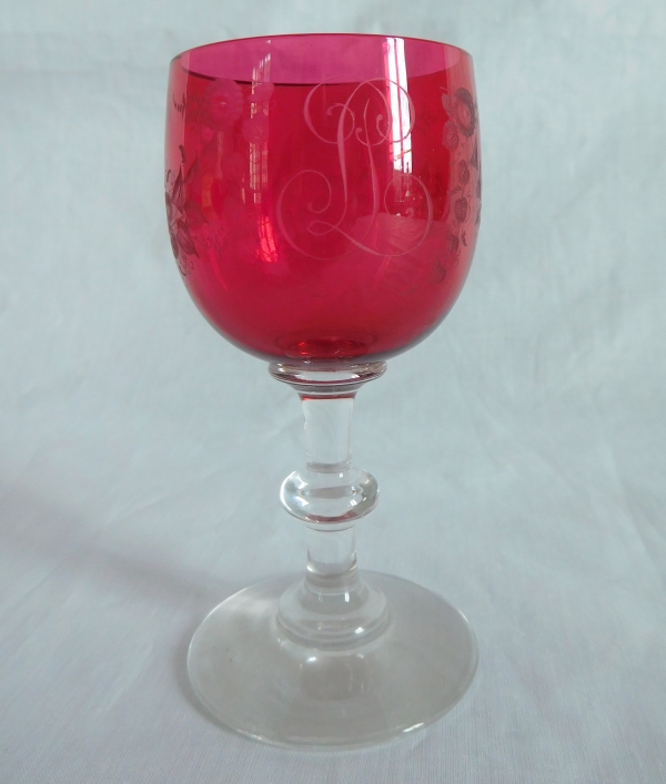 Série de 6 verres à vin du Rhin en cristal de Baccarat overlay rose, décor de chute de fleurs