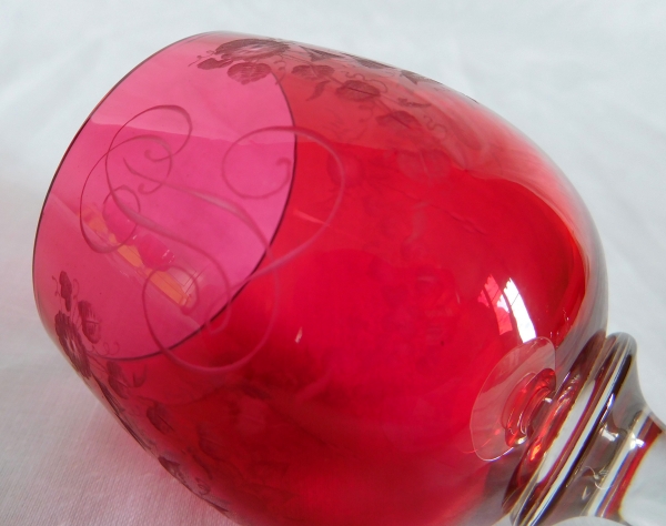 Série de 6 verres à vin du Rhin en cristal de Baccarat overlay rose, décor de chute de fleurs