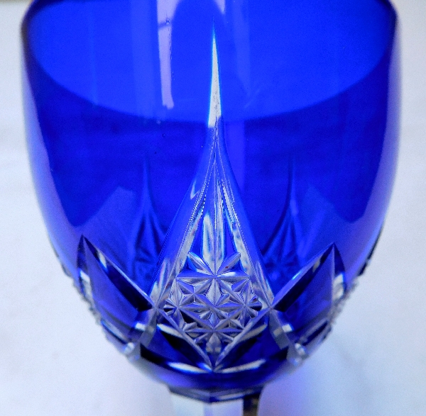 Série de 6 verres à vin du Rhin en cristal de Baccarat, modèle Epron, overlay bleu cobalt