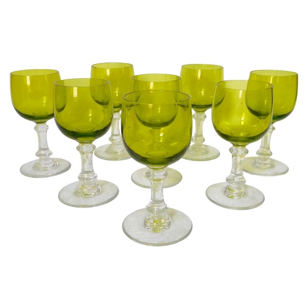 Série de 8 verres à vin cuit en cristal de Baccarat overlay de couleur vert chartreuse