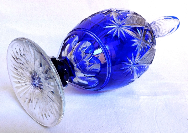 Aiguière ou carafe en cristal de Saint Louis, cristal taillé overlay bleu