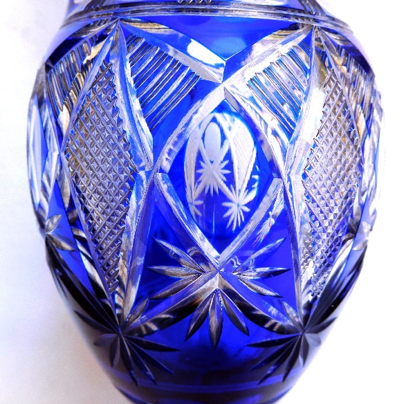Aiguière ou carafe en cristal de Saint Louis, cristal taillé overlay bleu