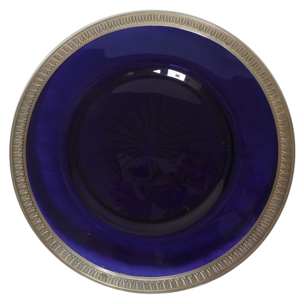 Assiette en cristal de Baccarat bleu cobalt cerclée d'argent massif (vermeil), poinçon Minerve