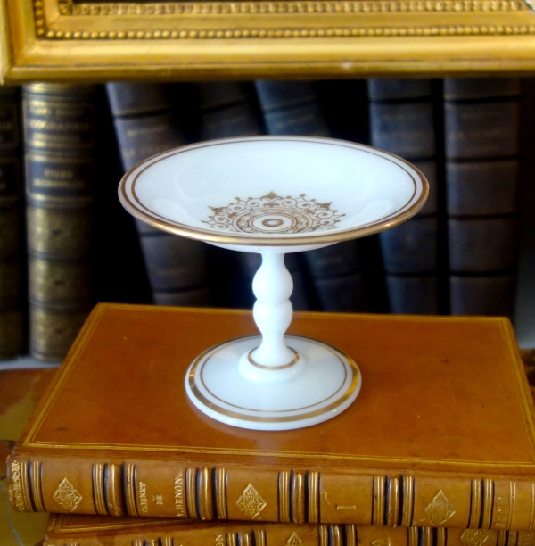 Baccarat crystal ring holder, white opaline enhanced with fine gold - 19th century