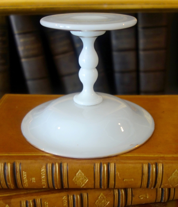 Baccarat crystal ring holder, white opaline enhanced with fine gold - 19th century