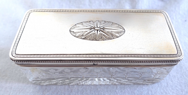 Boîte rectangulaire de style Louis XVI en cristal taillé, argent massif et vermeil - poinçon Minerve