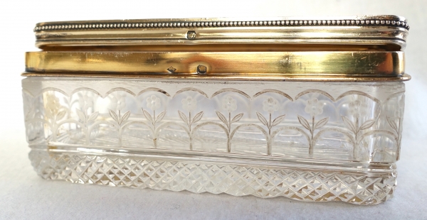 Boîte rectangulaire de style Louis XVI en cristal taillé, argent massif et vermeil - poinçon Minerve