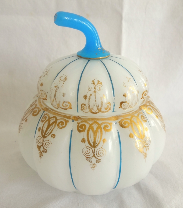 Boîte bonbonnière en opaline de Baccarat savonneuse et bleue simulant une citrouille - vers 1840