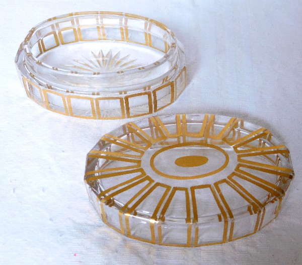 Boîte à poudre / bonbonnière ovale en cristal de Baccarat, modèle Cannelures réhaussé de filets or