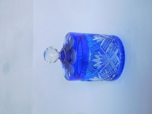 Boîte à poudre en cristal de Baccarat, cristal overlay bleu cobalt, modèle Douai