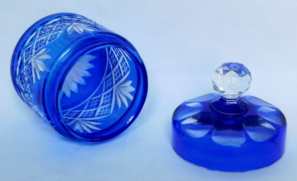 Boîte à poudre en cristal de Baccarat, cristal overlay bleu cobalt, modèle Douai