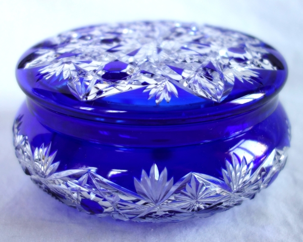 Bonbonnière en cristal de Baccarat taillé overlay bleu - étiquette papier