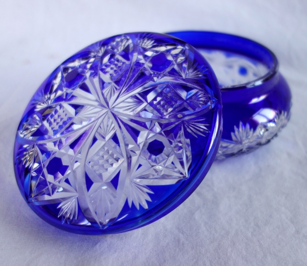 Bonbonnière en cristal de Baccarat taillé overlay bleu - étiquette papier