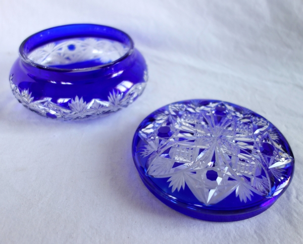 Bonbonnière en cristal de Baccarat taillé overlay bleu - étiquette papier