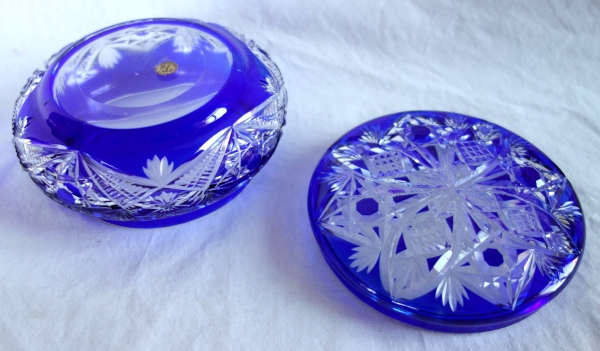 Bonbonnière en cristal de Baccarat taillé overlay bleu - étiquette papier