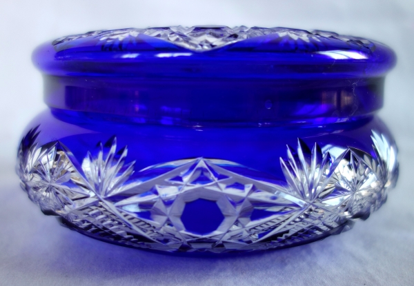 Bonbonnière en cristal de Baccarat taillé overlay bleu - étiquette papier