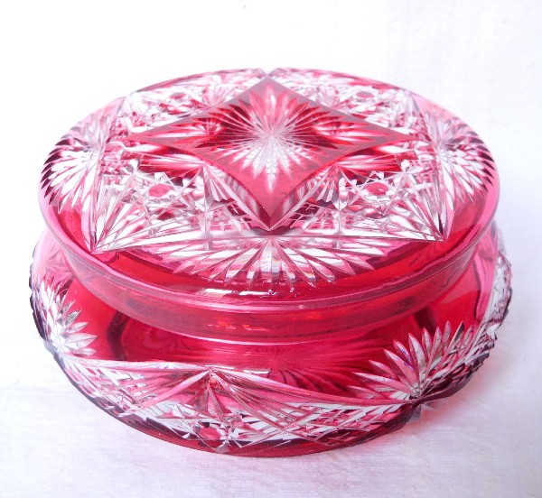 Bonbonnière en cristal de Baccarat richement taillé, cristal overlay rose