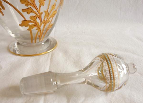 Carafe aiguière en cristal de Baccarat doré et émaillé anémone, époque Art Nouveau - 29cm