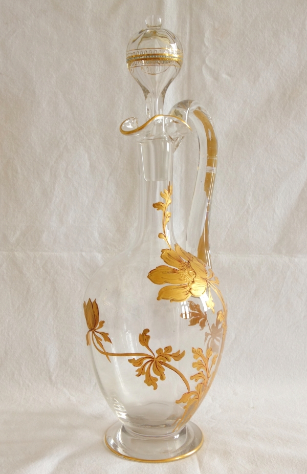 Carafe aiguière en cristal de Baccarat doré et émaillé anémone, époque Art Nouveau - 29cm