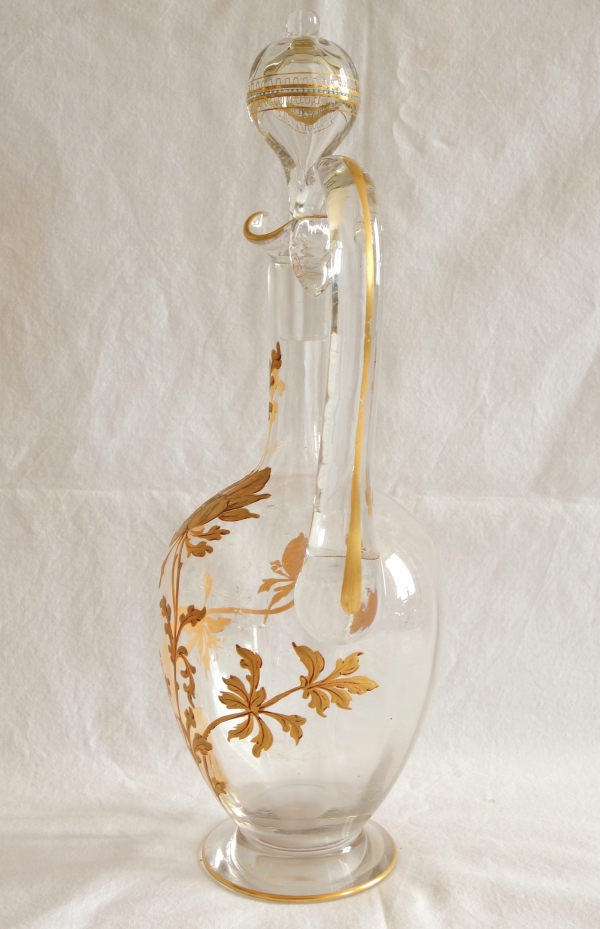 Carafe aiguière en cristal de Baccarat doré et émaillé anémone, époque Art Nouveau - 29cm