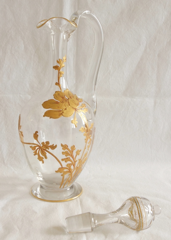 Carafe aiguière en cristal de Baccarat doré et émaillé anémone, époque Art Nouveau - 29cm