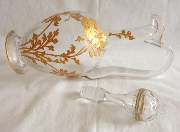 Carafe aiguière en cristal de Baccarat doré et émaillé anémone, époque Art Nouveau - 29cm