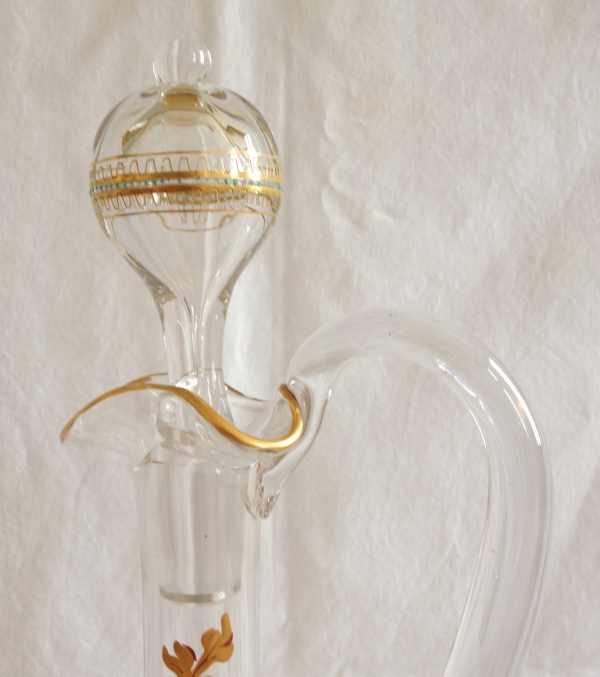 Carafe aiguière en cristal de Baccarat doré et émaillé anémone, époque Art Nouveau - 29cm