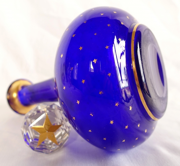Carafe en cristal de Baccarat bleu cobalt et étoiles dorées