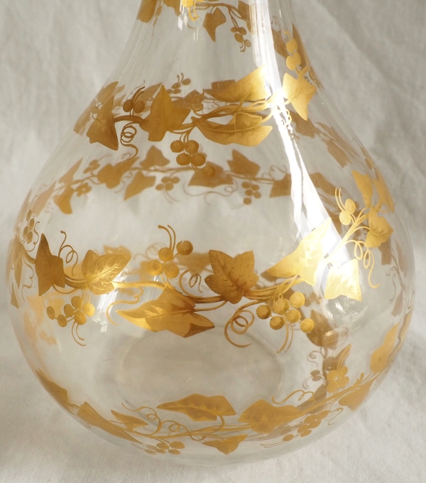 Carafe à vin en cristal de Baccarat, décor de lierre à l'or fin, époque Napoléon III