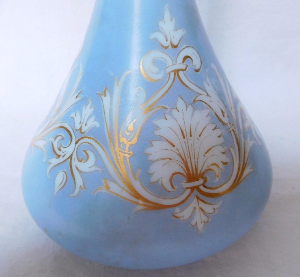 Carafe à vin en cristal opaline de Baccarat, décor orientaliste bleu ciel doré à l'or fin