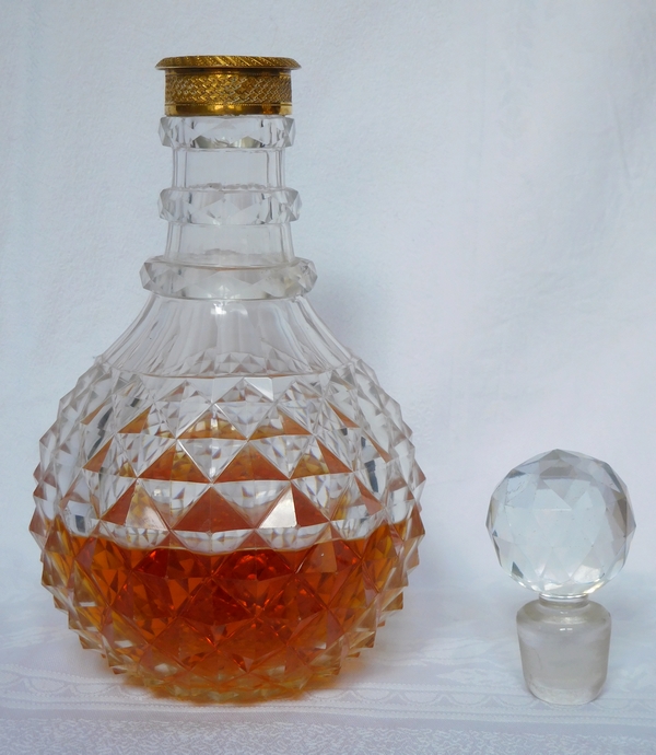 Carafe à vin / flacon à whisky en cristal du Creusot taillé, monture en bronze doré vers 1820