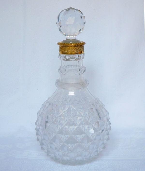 Carafe à vin / flacon à whisky en cristal du Creusot taillé, monture en bronze doré vers 1820