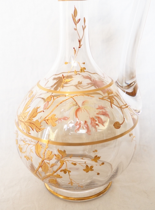 Carafe aiguière en cristal de Baccarat doré émaillé d'époque Art Nouveau - 29cm