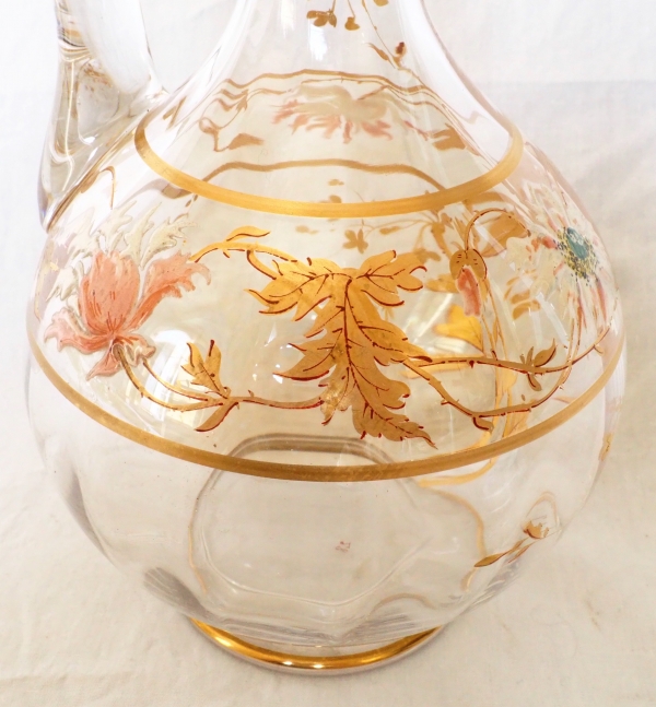 Carafe aiguière en cristal de Baccarat doré émaillé d'époque Art Nouveau - 29cm