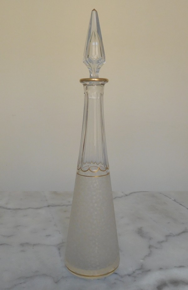 Carafe à liqueur conique en cristal de Saint Louis, modèle gravé effet givré rehaussé à l'or fin