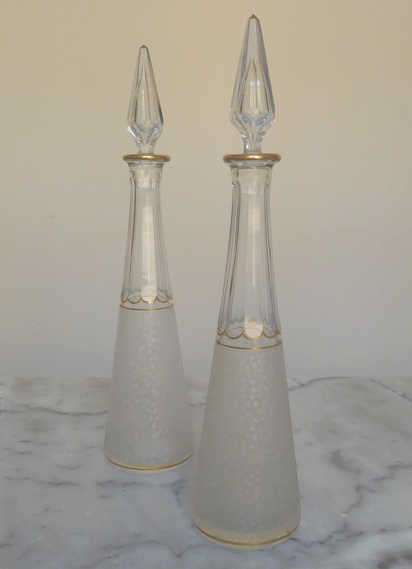 Carafe à liqueur conique en cristal de Saint Louis, modèle gravé effet givré rehaussé à l'or fin