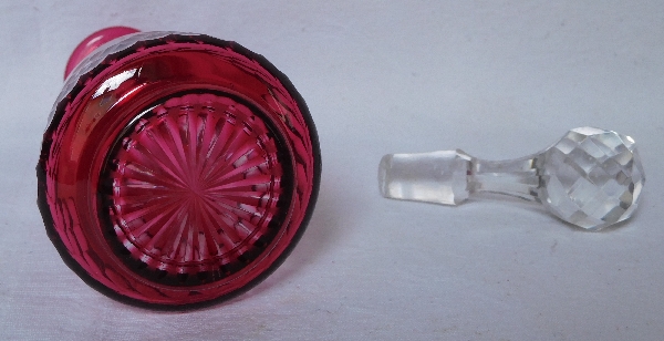 Carafe à liqueur en cristal de Baccarat overlay rouge / rose, modèle Richelieu, vers 1900