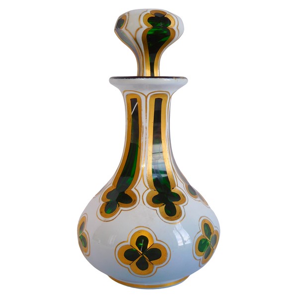Carafe à liqueur en opaline overlay vert et dorée, époque Charles X Restauration