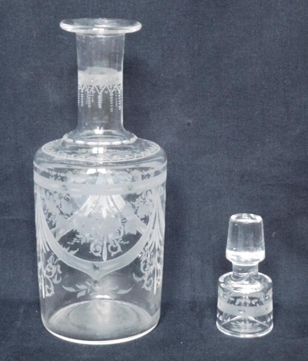Carafe à liqueur en cristal gravé de style Louis XVI, époque XIXe
