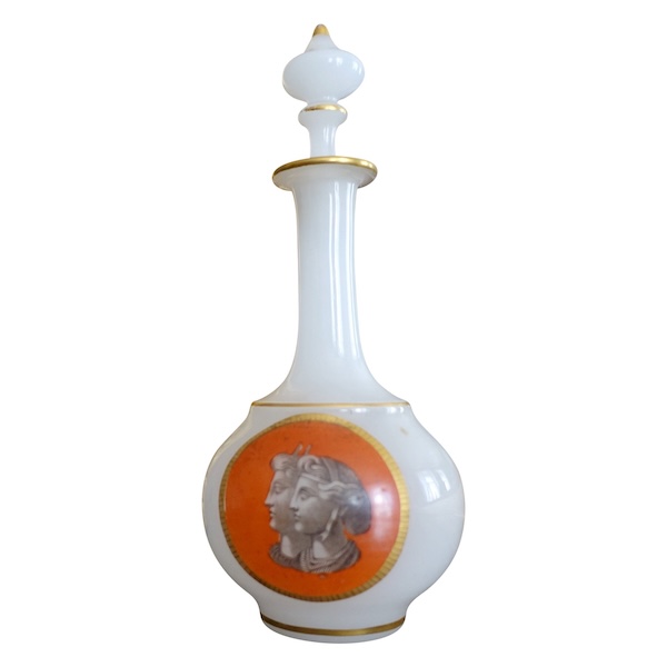 Baccarat : carafe à liqueur en opaline peinte - bustes antiques, vers 1880