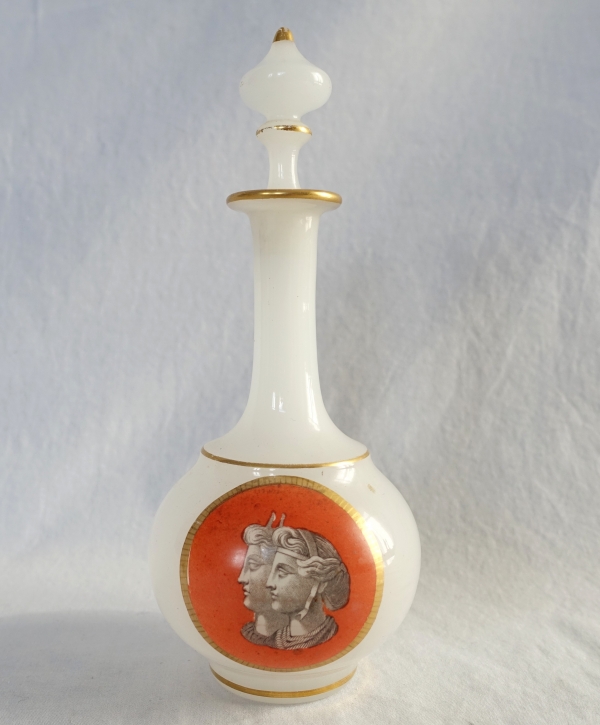 Baccarat : carafe à liqueur en opaline peinte - bustes antiques, vers 1880